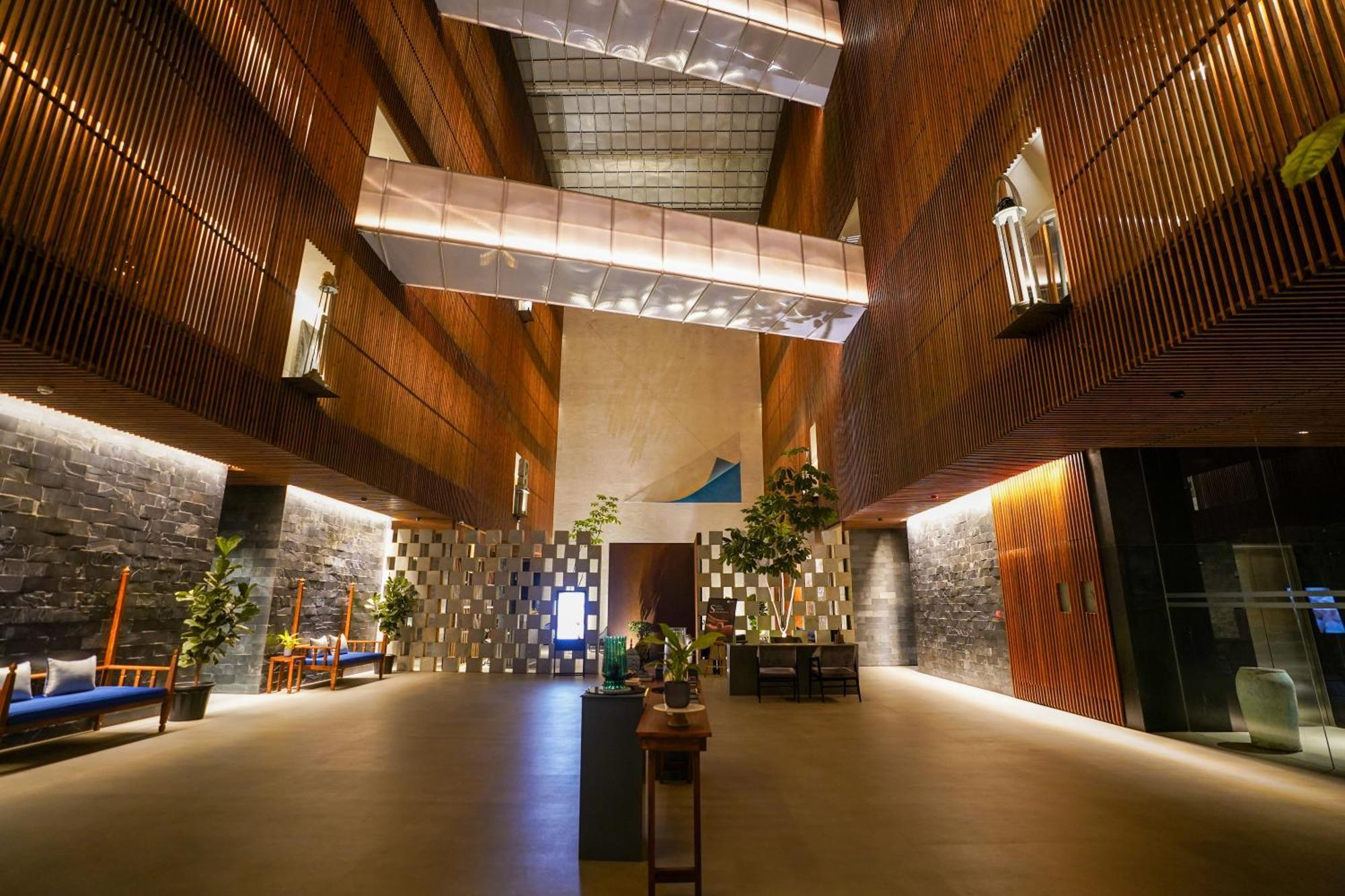 Radisson Resort And Spa Lonavala Exterior foto The lobby of the hotel