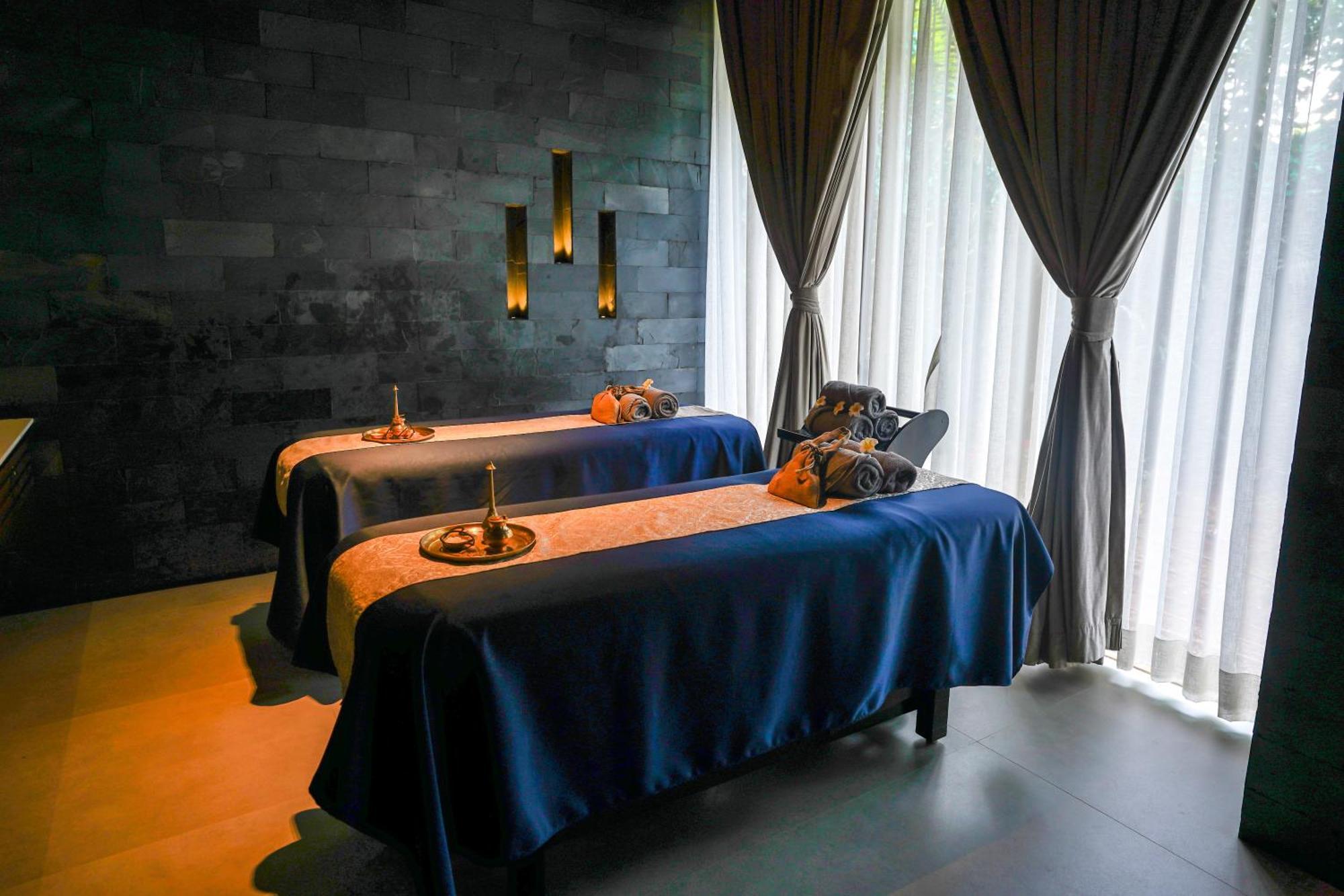 Radisson Resort And Spa Lonavala Exterior foto Massage beds at a spa