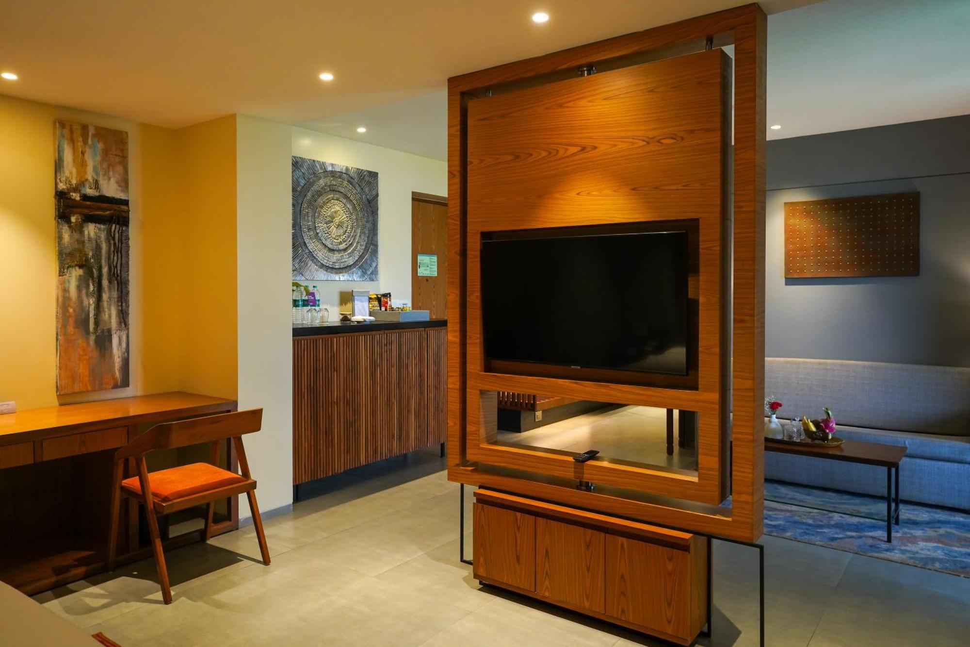 Radisson Resort And Spa Lonavala Exterior foto A television set in a hotel room