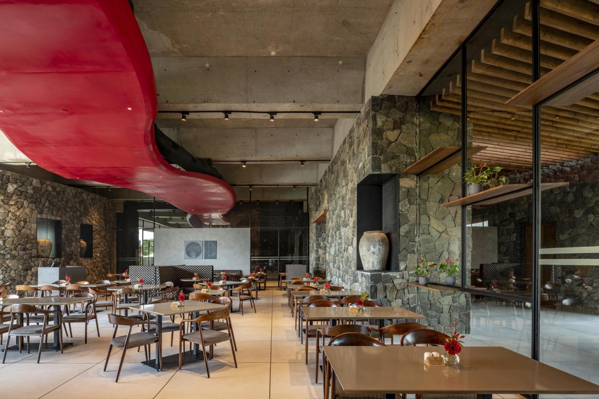 Radisson Resort And Spa Lonavala Exterior foto Restaurant