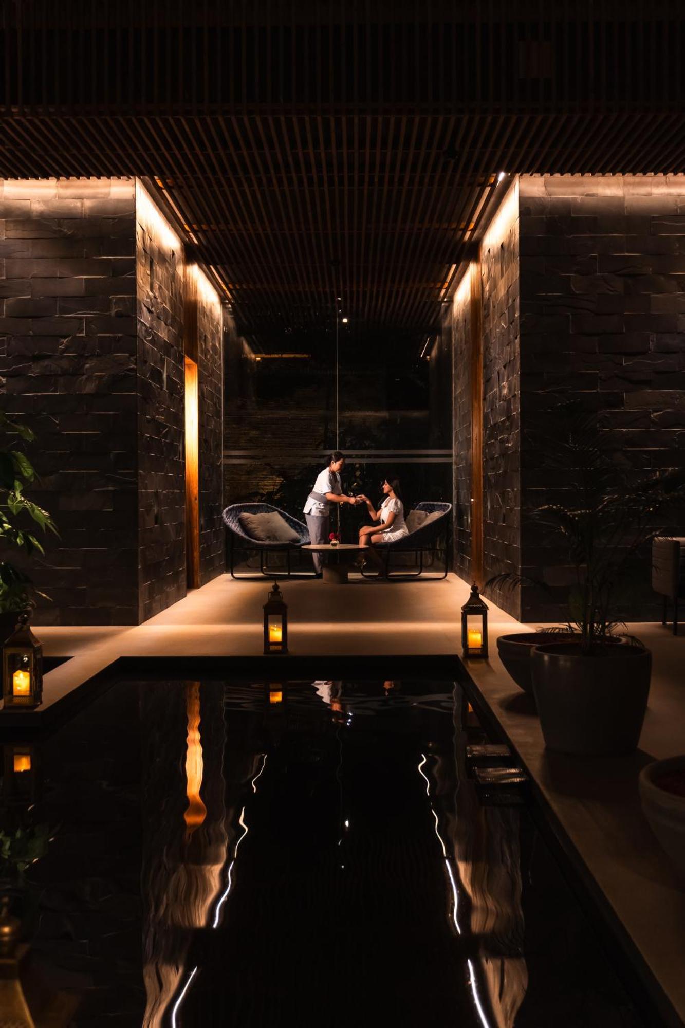 Radisson Resort And Spa Lonavala Exterior foto The lobby of the hotel